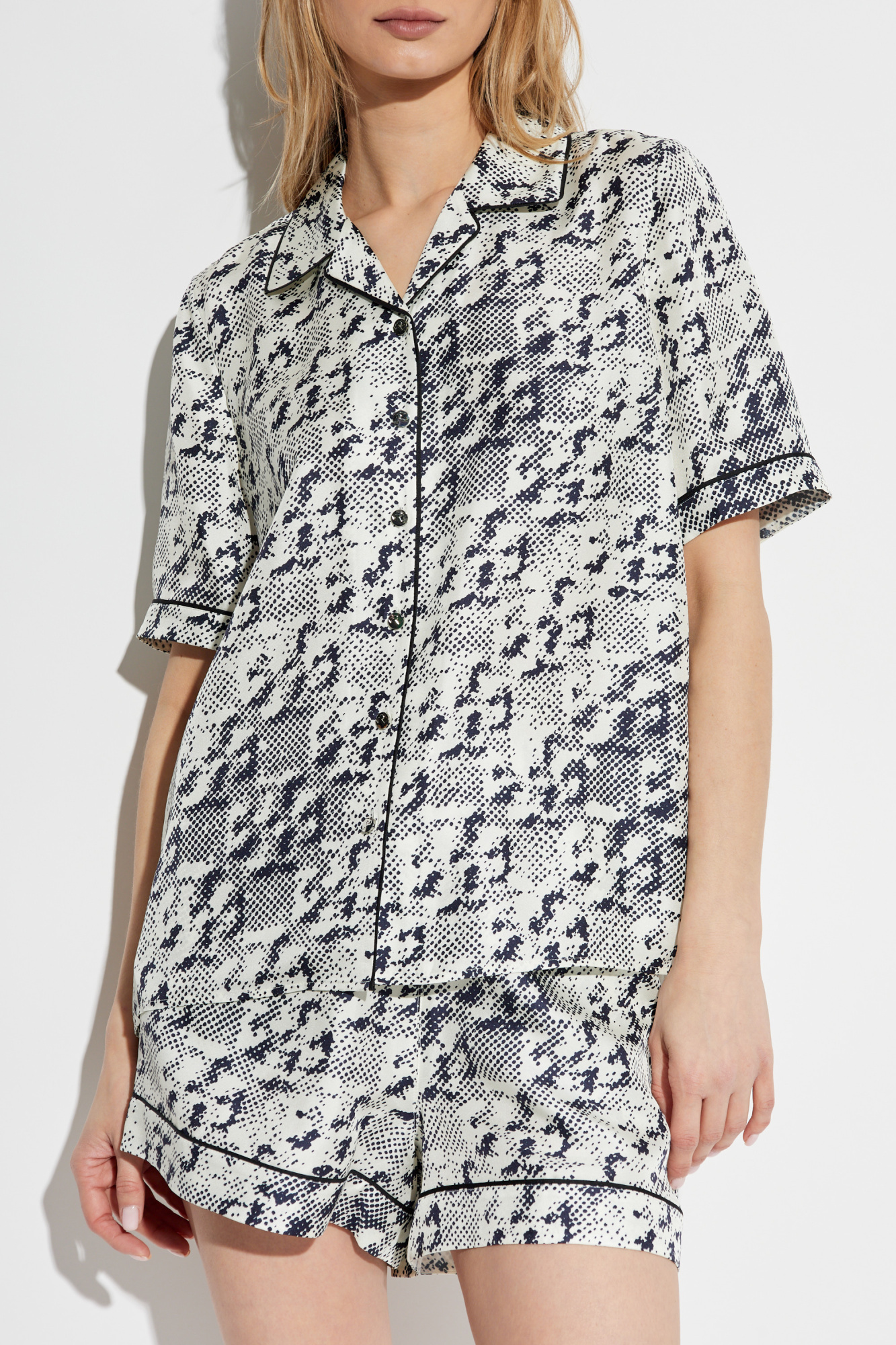 Tシャツ・カットソー Tory Burch SS25 Printed silk shirt (167742 113) silk-camp-shirt-on-model-